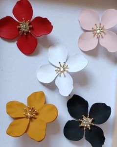 NIB Flower earrings gold & rhinestone accents